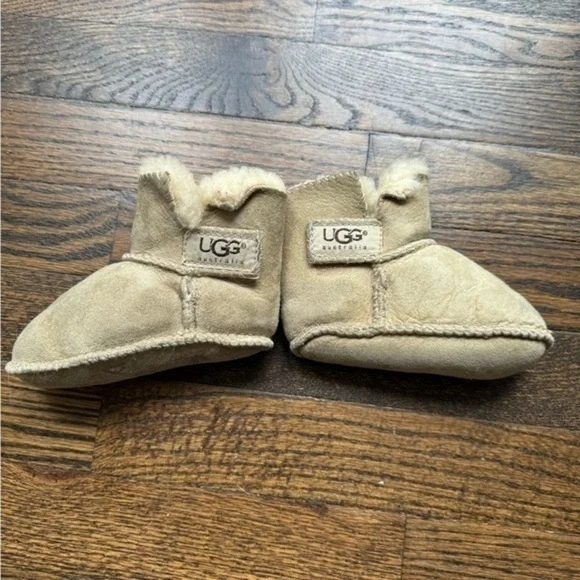 Erin UGG baby moccasin boots - Picture 1 of 9